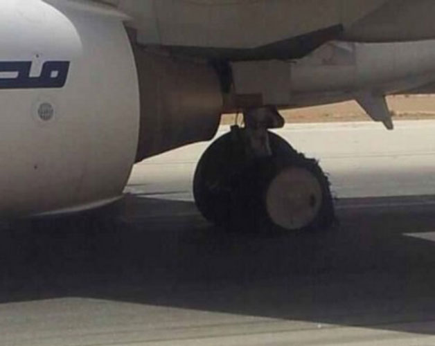 Éclatement de pneu au décollage d'un avion de Egypt Air