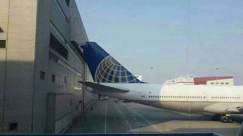 Tracté, un avion de United Airlines heurte un hangar