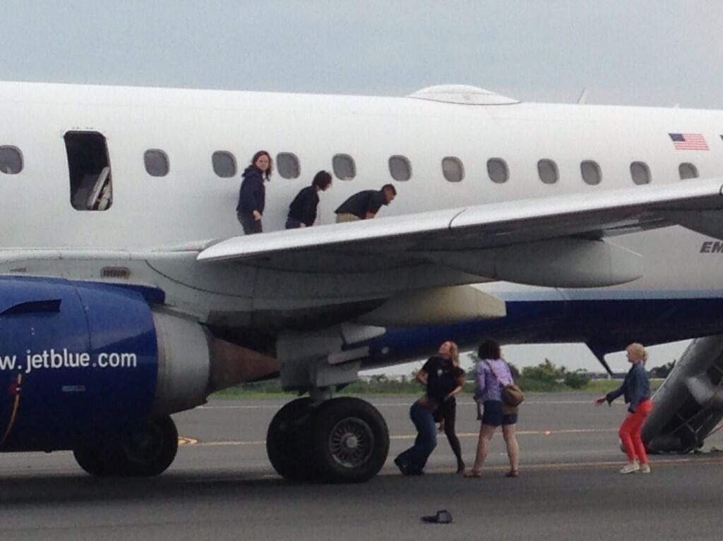 Odeur de fumée et évacuation d'un avion de JetBlue