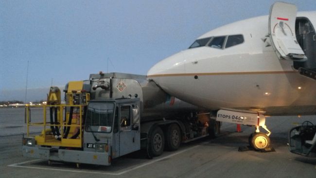 Un avion vide de United heurte un camion de ravitaillement