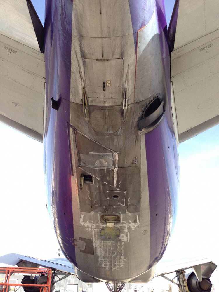 Un avion de Fedex heurte la piste du fuselage à Denver
