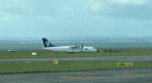 Retour et évacuation d'un avion de Air New Zealand