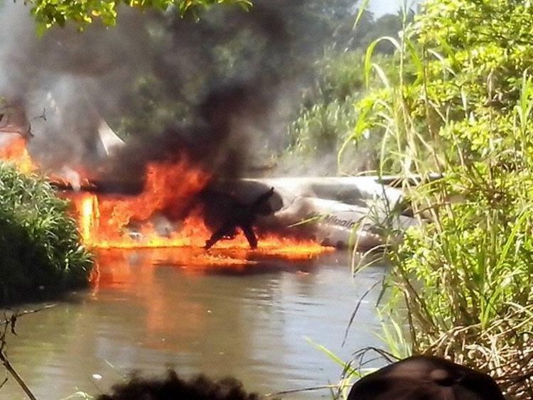 Sortie de piste d'un avion de Air Niugini Cargo au décollage