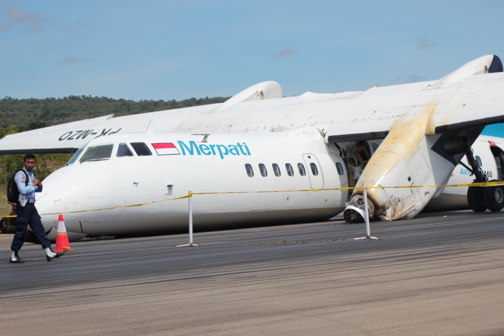Un avion de Merpati Nusantara se casse à l'atterrissage