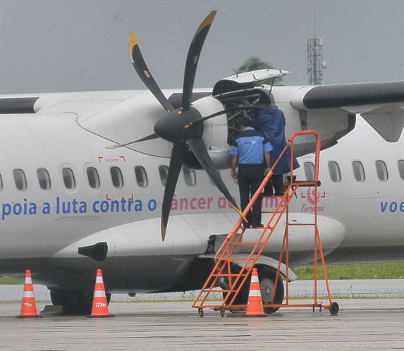Retour cause panne moteur d'un avion de Azul Aereas