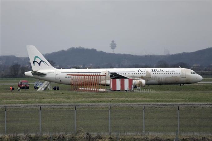 Sortie de piste au poser d'un avion de Air MÃ©diterranÃ©e