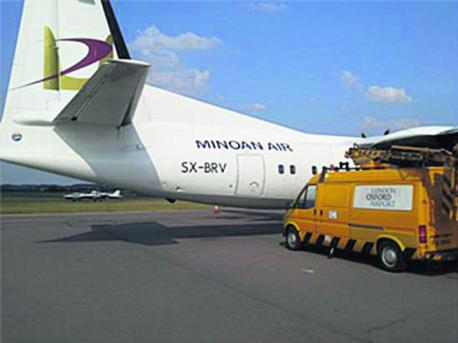 Un avion de Minoan Air bloqué au sol par un camion