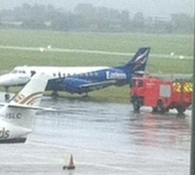 Un avion de Eastern Airways dérape dans l'herbe au roulage