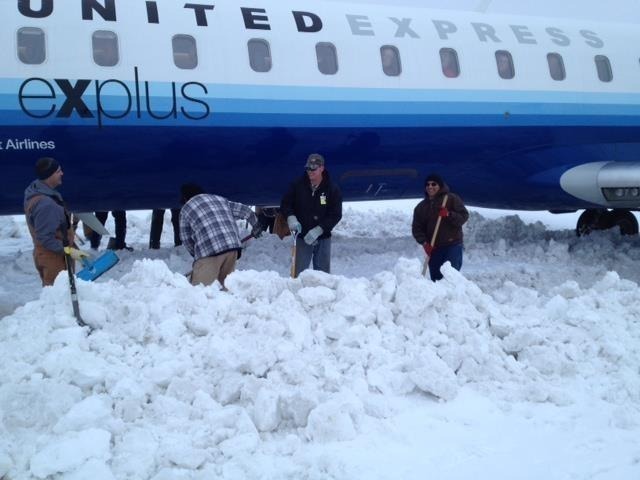 Un avion de United Airline s'enlise dans la neige au roulage