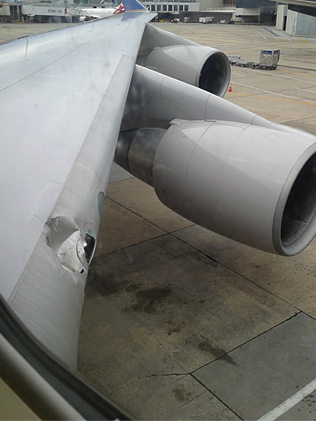 Un avion de United Airlines heurte une passerelle