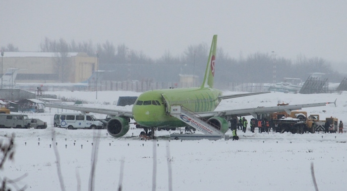 Sortie de piste au poser d'un avion de S7 Airlines