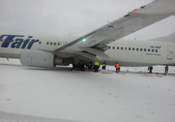 Sortie de piste sous la neige d'un avion de UTAir