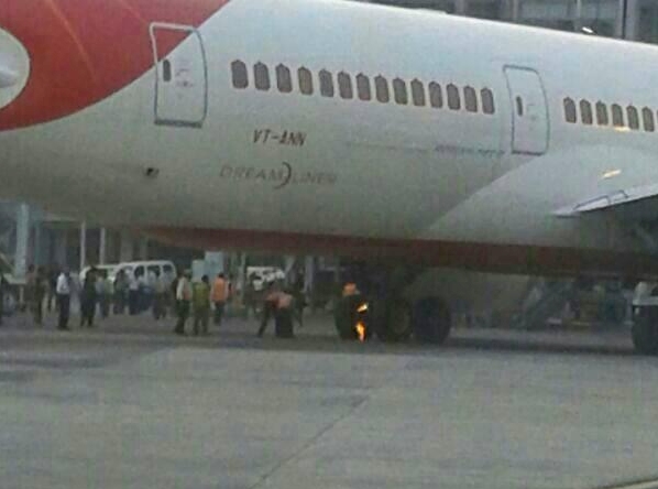 Feu sur le train d'un avion de Air India arrivé aux parkings