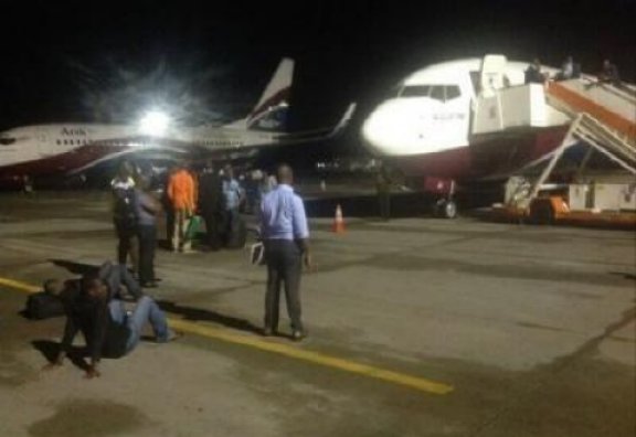 Des passagers nigérians bloquent un avion de Arik Air