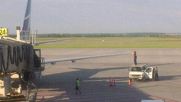 Deux avions de WestJet se heurtent de l'aile au roulage