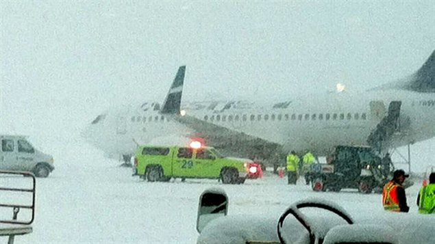 Sortie de taxiway au roulage d'un avion de WestJet Airlines