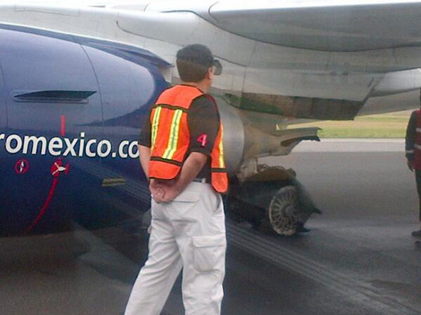 Éclatement de pneu au poser d'un avion de Aeromexico
