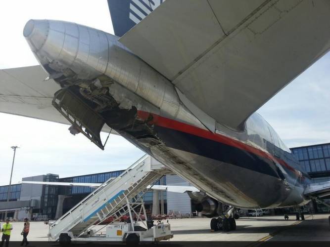 Un avion de Aeromexico heurte la piste au décollage