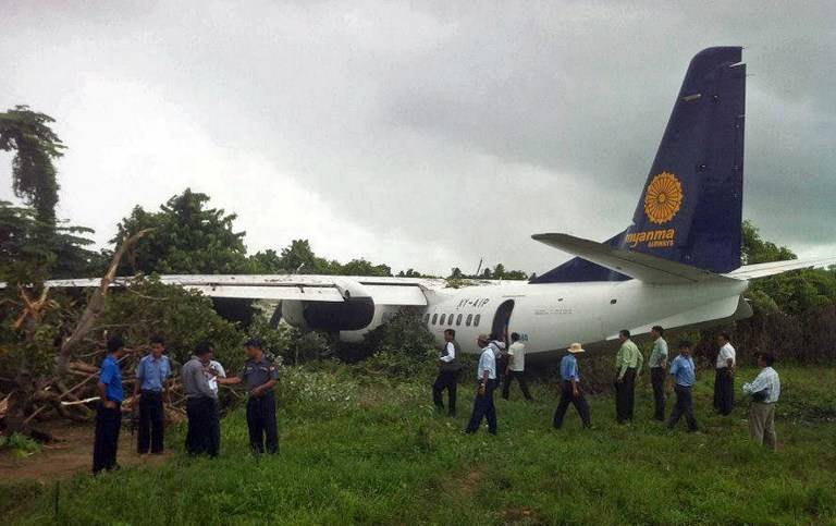 Sortie de piste au poser d'un avion de Myanma Airlines