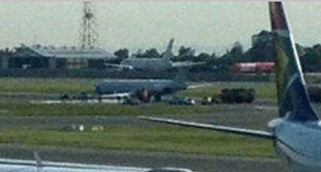 La roue d'un avion de Global Aviation prend feu au décollage