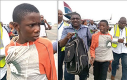 Un clandestin voyage dans le train d'un avion de Arik Air