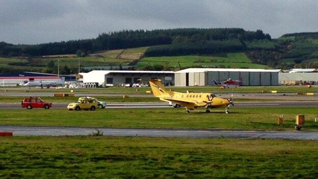 Sortie de taxiway au poser d'un avion de Scottish Ambulance