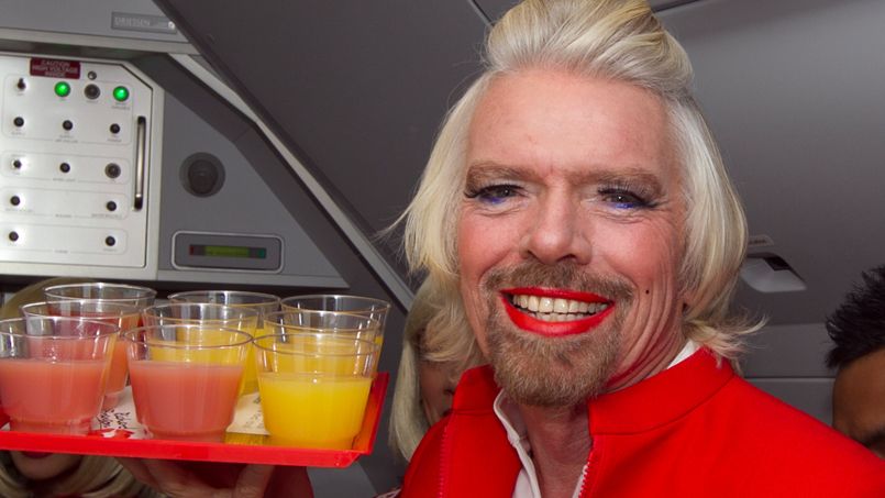 Sir Richard Branson en hôtesse de l'air sur AirAsia