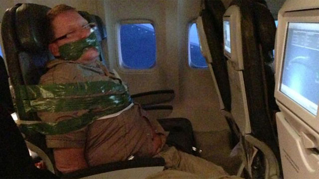 Le passager d'un avion de Icelandair scotché à son siège