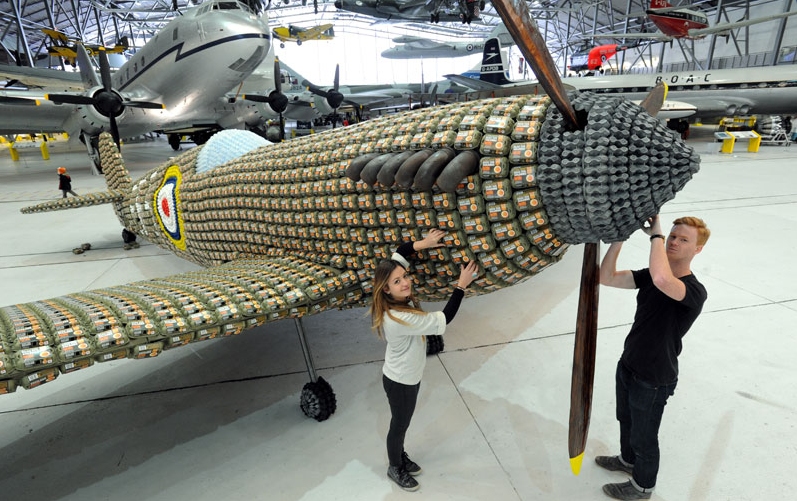 Une sculpture d'avion de la WWII faite en boites d'oeufs