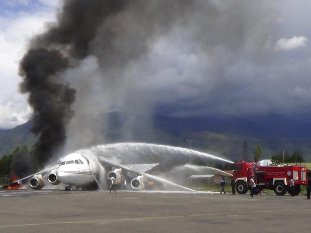 Un avion-cargo indonésien prend feu lors du déchargement