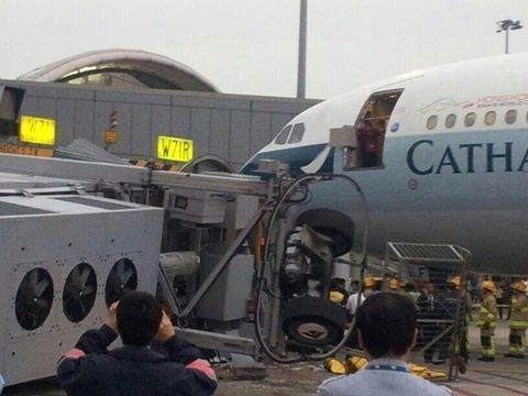 Un avion de Cathay abimé par la chute d'une passerelle