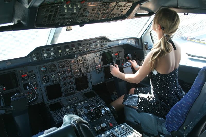 Deux hôtesses aux commandes de l'avion d'Air India