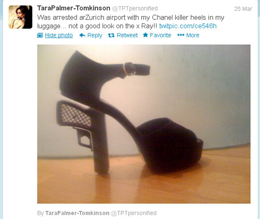 Interdite de vol pour des talons en forme de pistolet