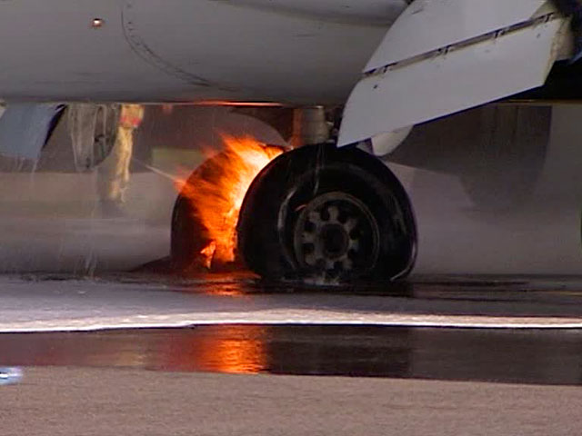 Feu sur le train d'un avion de UTAir à l'atterrissage