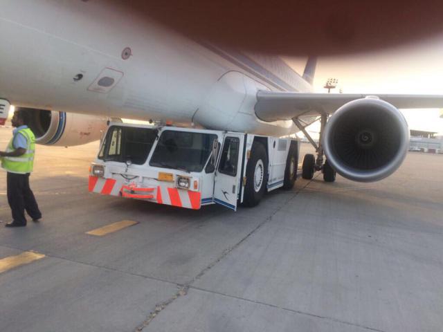 Un véhicule de piste s'encastre sous un avion de Kuwait