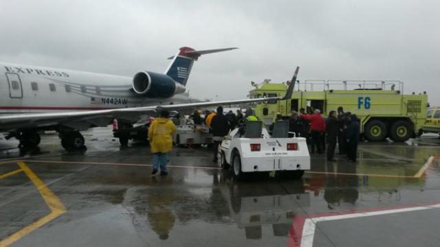 Un véhicule de piste heurte un avion de American Eagle