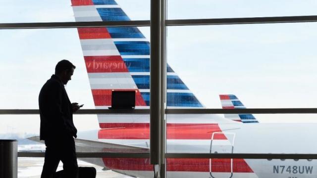 Une passagère décédée traînée dans le couloir de l'avion