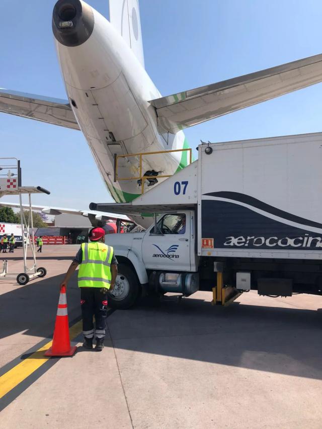 Un camion de catering heurte un avion de Viva Aerobus