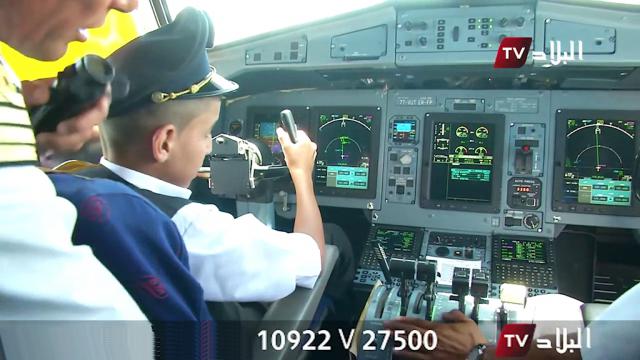 Un enfant aux commandes d'un avion en vol de Air Algérie