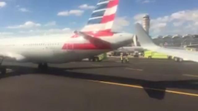 Deux avions de American se heurtent de l'aile au roulage