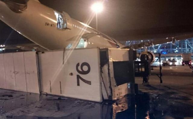 Un véhicule de catering heurte un avion de Malaysia Airlines