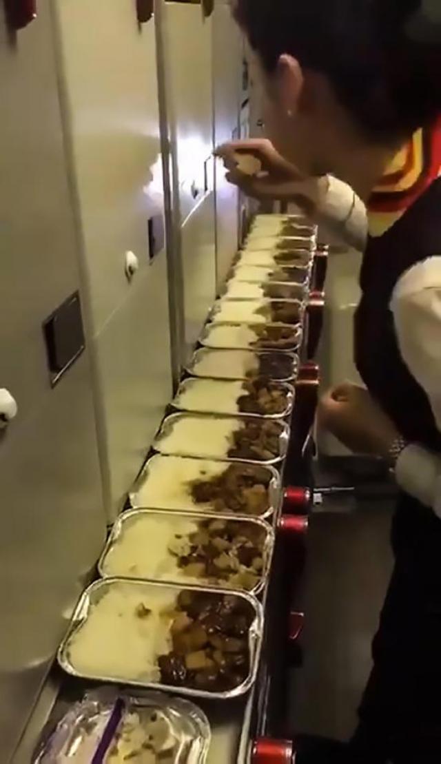 Une hôtesse de Urumqi Air pioche dans les plats des passagers
