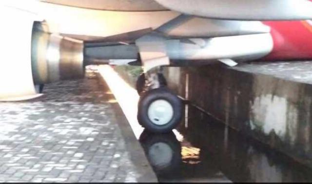 Le train d'un avion de Air India Express tombe dans un drain