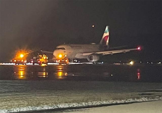 Sortie de taxiway au roulage après poser d'un avion de Eurowings