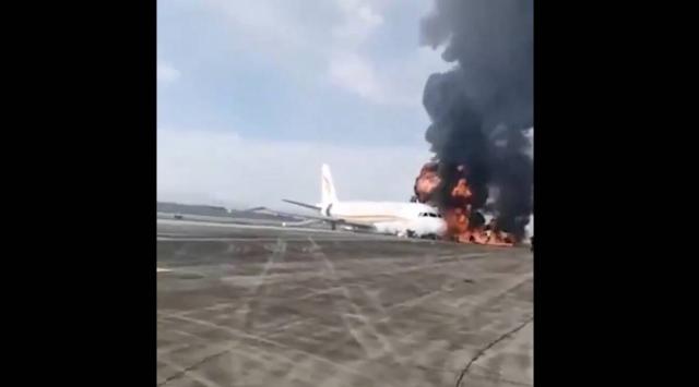 Un avion de Tibet Airlines prend feu après une sortie de piste