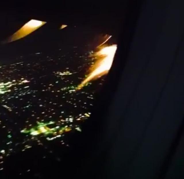 Flammes, explosions et retour d'un avion de American Airline