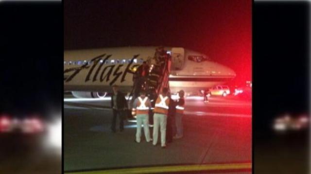 Deux pneus éclatés au poser d'un avion de Alaska Airlines
