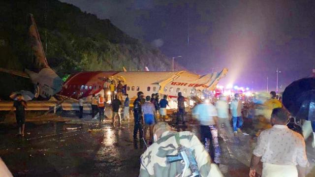 Un avion de Air India Express sort de piste à l'atterrissage