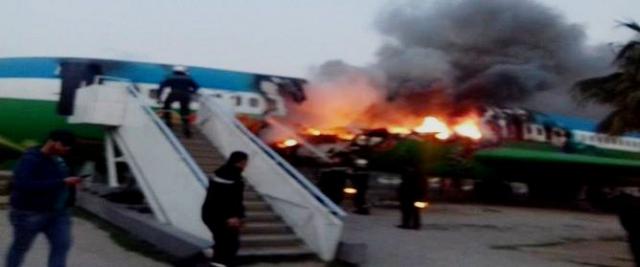 Des jeunes mettent le feu à un avion en Tunisie