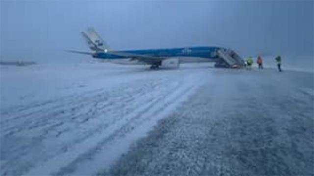 Un avion de KLM sort de piste au roulage à Göteborg